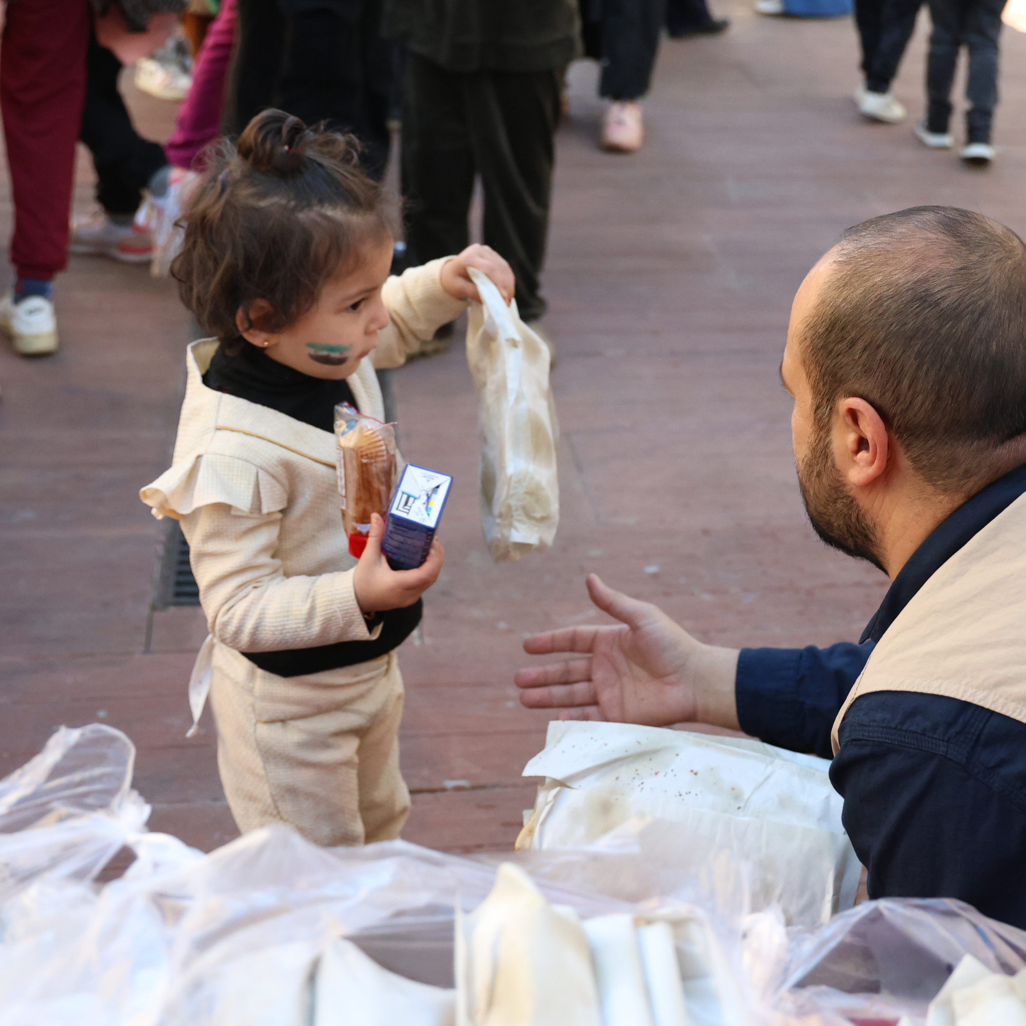 Lübnan'da, Gazze'den Gelen Miniklere Yemek Dağıtımlarımız Devam Ediyor.